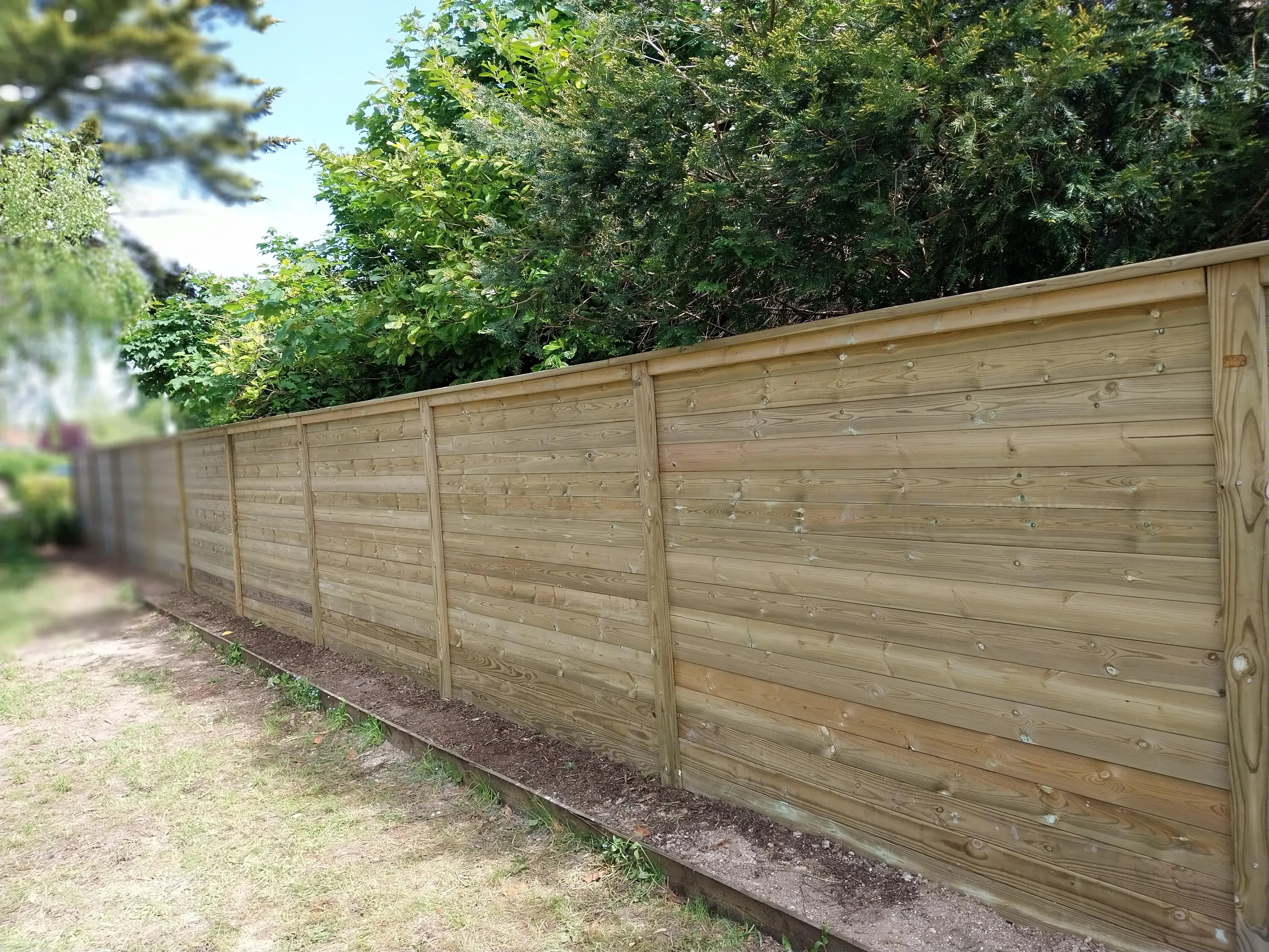 Noise reduction acoustic barrier fencing
